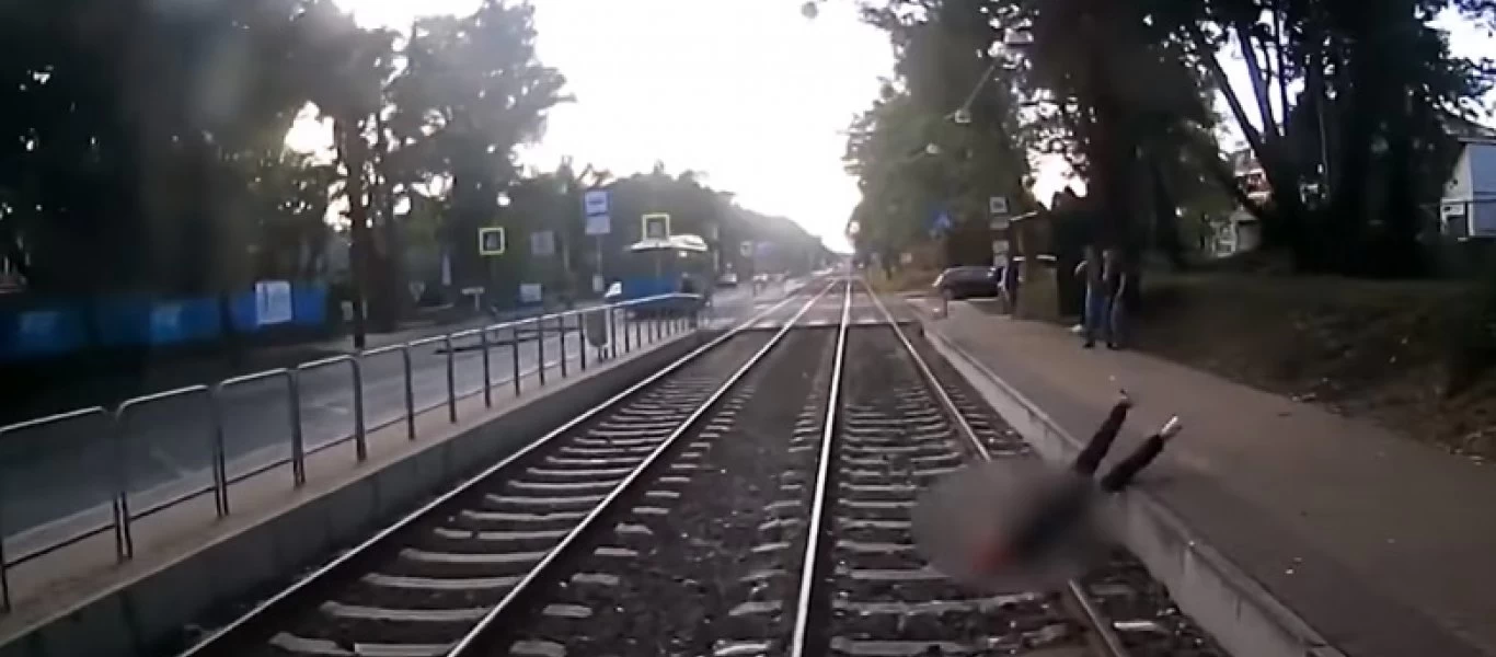 Άντρας πέφτει μπροστά σε τραμ - Τα άριστα αντανακλαστικά του οδηγού τον έσωσαν (βίντεο)